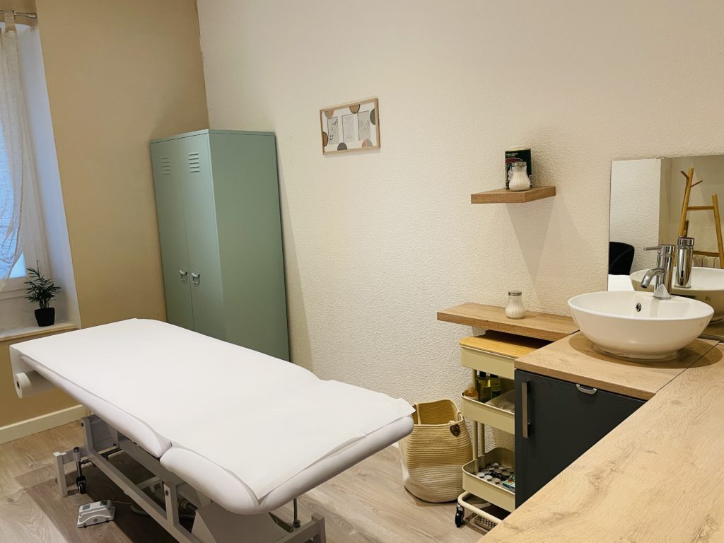 salle de soin du rebouteux magnétiseur avec table de massage